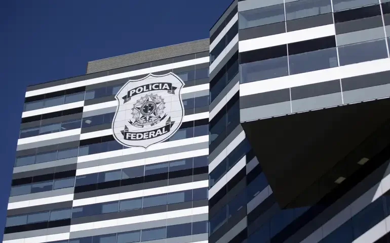 Fachin dá 24 horas para PF enviar informações sobre celular de Vorcaro