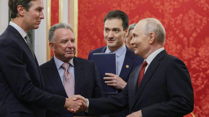 Putin decreta cessar-fogo após reunião com emissários de Trump