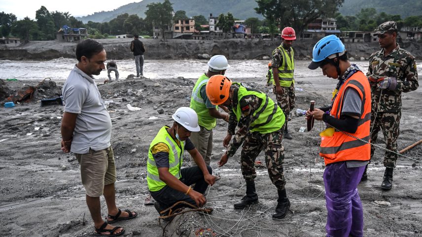 Ajuda chega com atraso e expõe drama de desalojados no Nepal