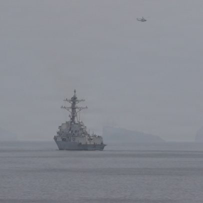Tráfego no Estreito de Ormuz cai a apenas três navios em meio à guerra