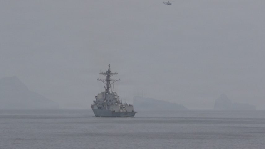 Tráfego no Estreito de Ormuz cai a apenas três navios em meio à guerra