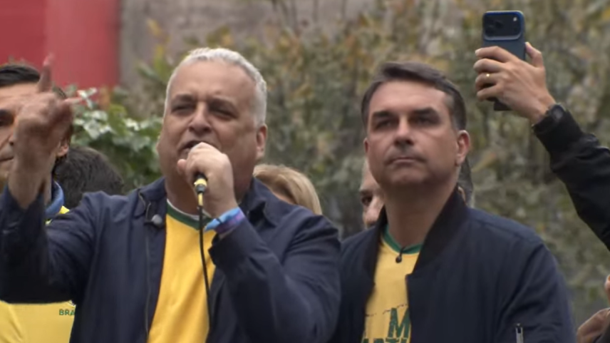 Flávio Bolsonaro mira em Lula e Alexandre de Moraes em ato na Paulista
