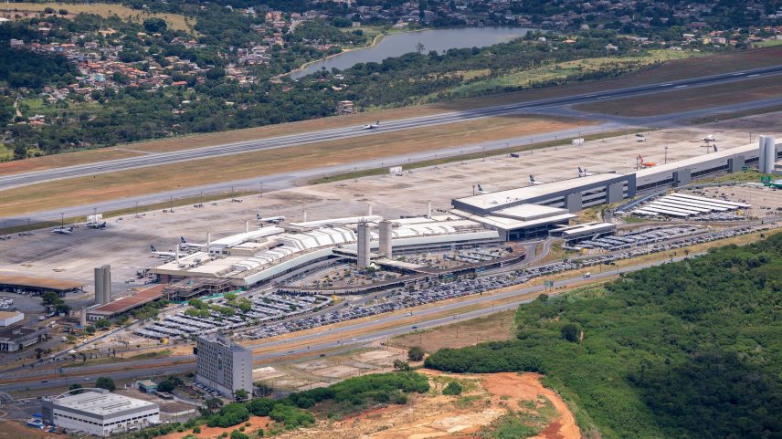 Aeroporto em Confins suspende operações e cancela voos por problemas na pista