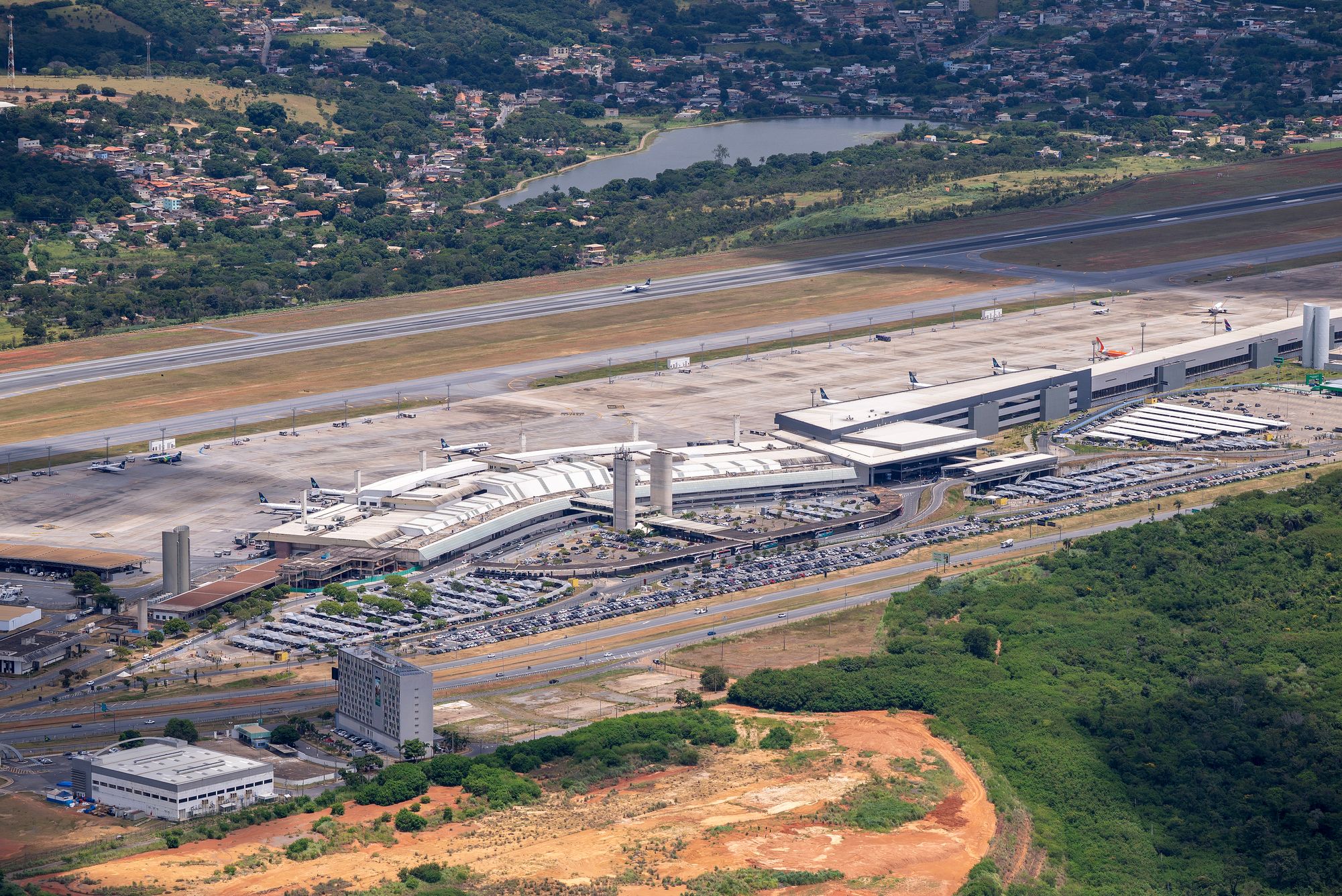 Aeroporto em Confins suspende operações e cancela voos por problemas na pista