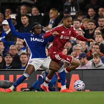 Isak marca duas vezes em três minutos, e Liverpool conquista primeira vitória na Premier League