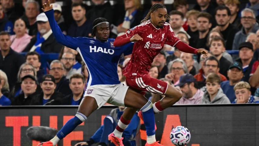 Isak marca duas vezes em três minutos, e Liverpool conquista primeira vitória na Premier League