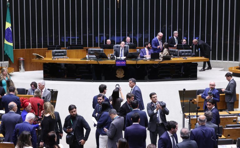 Câmara aprova texto-base que acaba com a "taxa das blusinhas"