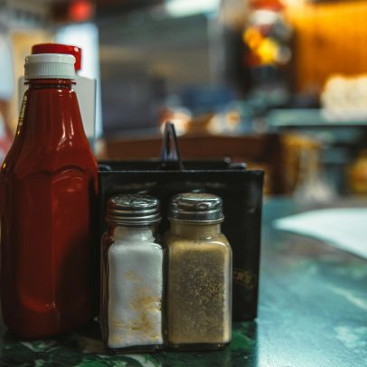 São Paulo proíbe frascos coletivos de ketchup por risco de contaminação