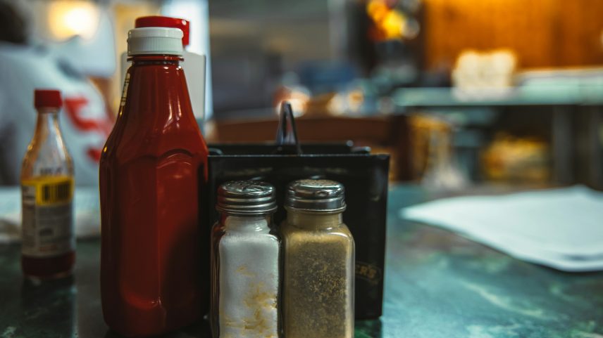 São Paulo proíbe bisnagas coletivas de ketchup por risco de contaminação