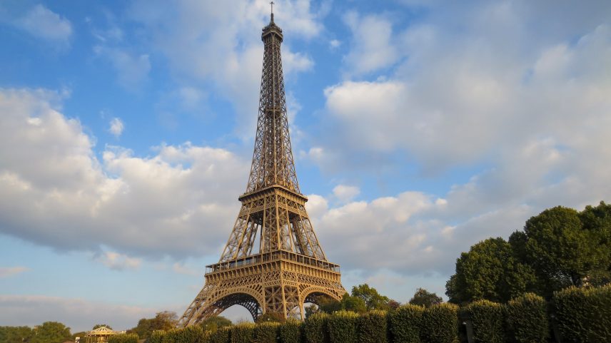 Diretor da Torre Eiffel deixa cargo após polêmica por afastamento de mulheres
