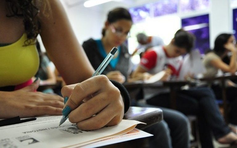 Pisa 2025: Brasil mantém baixo desempenho e fica atrás de países vizinhos