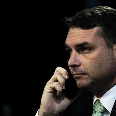 Flávio Bolsonaro viajou dos EUA ao Brasil em jato ligado a Vorcaro