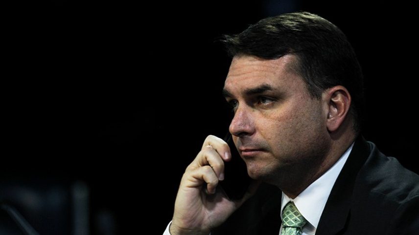 Flávio Bolsonaro viajou dos EUA ao Brasil em jato ligado a Vorcaro
