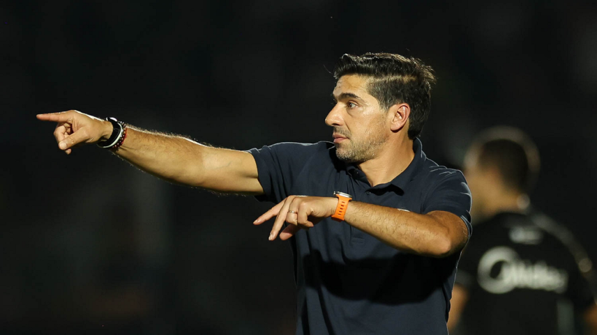 STJD denuncia Abel Ferreira por chutar microfone em Mirassol x Palmeiras