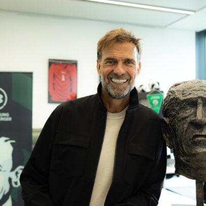Klopp chama 44 jogadores na estreia como técnico e divide a Alemanha