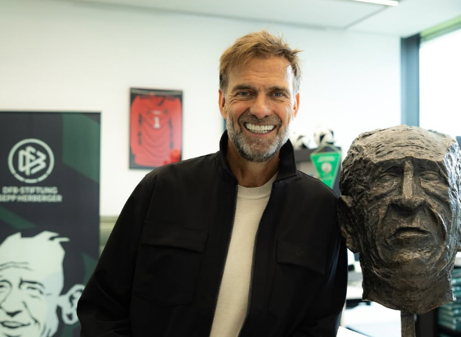 Klopp chama 44 jogadores na estreia como técnico e divide a Alemanha