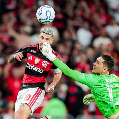 Arrascaeta empata após falha do goleiro, e Flamengo avança com um a menos