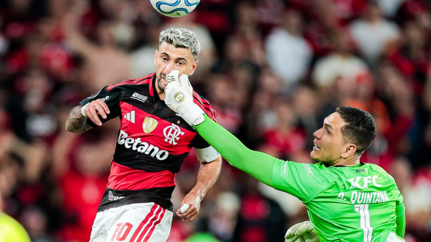 Arrascaeta empata após falha do goleiro, e Flamengo avança com um a menos