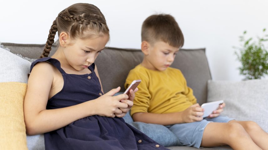 UE propõe vetar redes sociais para menores de 13 anos