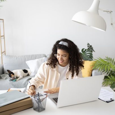 Trabalho presencial aumenta no Brasil, mas 6 milhões fazem home office