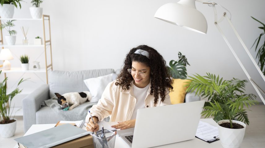 Trabalho presencial aumenta no Brasil, mas 6 milhões fazem home office