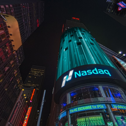 Nasdaq bate recorde com IA enquanto petróleo perde força no mercado global