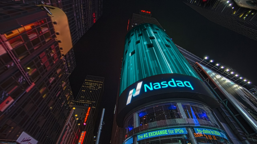 Nasdaq bate recorde com IA enquanto petróleo perde força no mercado global