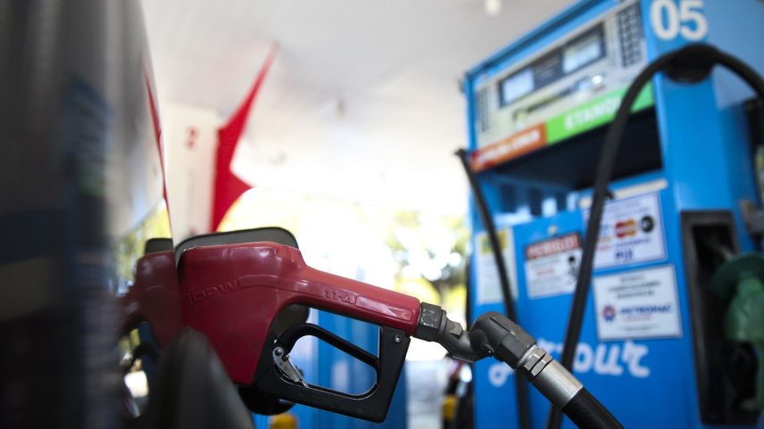 Governo Lula zera impostos federais sobre gasolina a duas semanas do 2º turno
