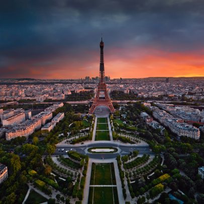 Torre Eiffel reabre após greve contra discriminação de mulheres