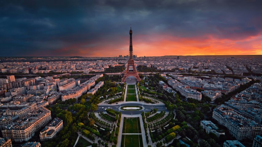 Torre Eiffel reabre após greve contra discriminação de mulheres