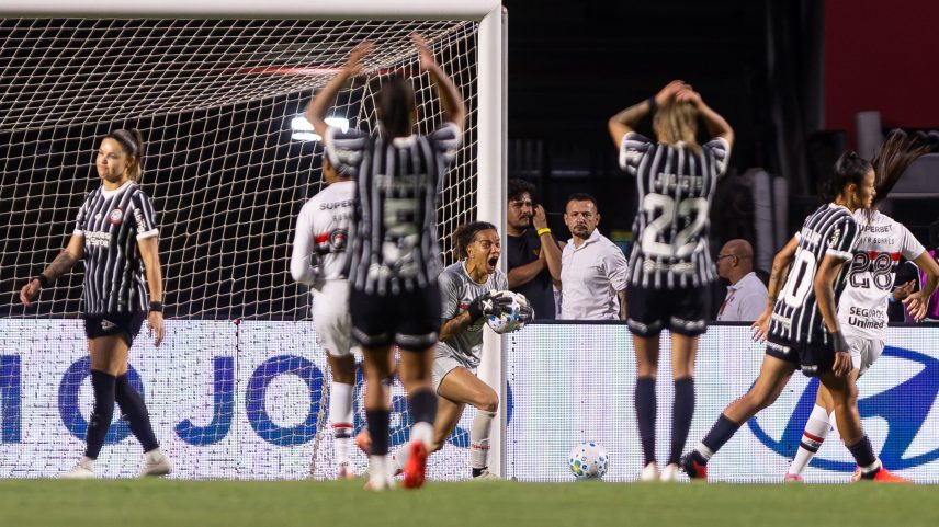 Carlinha pega pênalti, e São Paulo quebra hegemonia do Corinthians