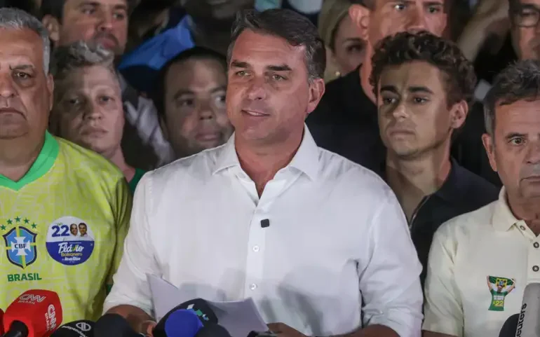 Flávio Bolsonaro chega nos EUA, e governo dará vistos para família