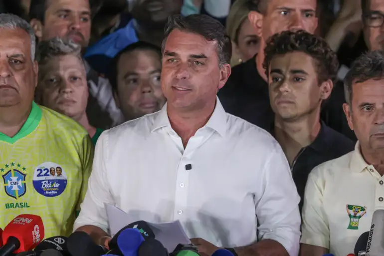 Derrotado nas urnas, Flávio recua após dizer em carta que é "presidente eleito"