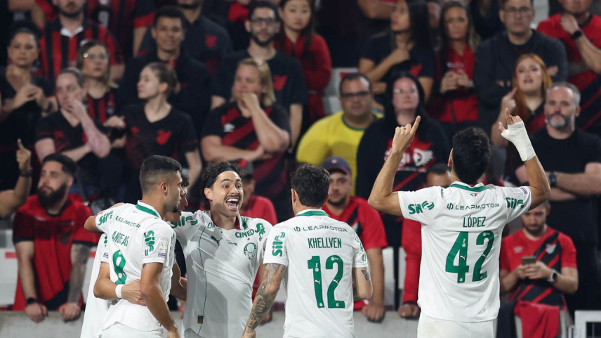 Palmeiras vence Athletico-PR e reassume liderança do Brasileirão