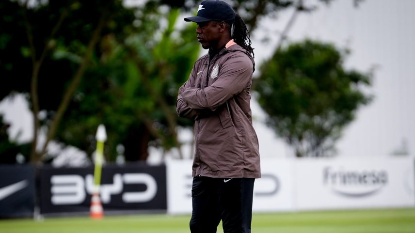 Seedorf sai no BID e estreia no banco do Corinthians contra o Vasco