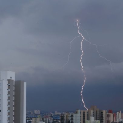 Tempestade avança para Grande SP após deixar um morto no interior