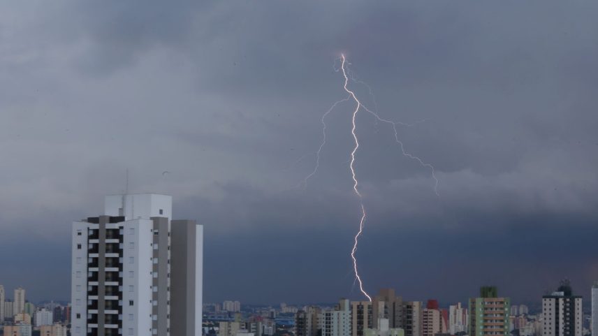 Tempestade avança para Grande SP após deixar um morto no interior