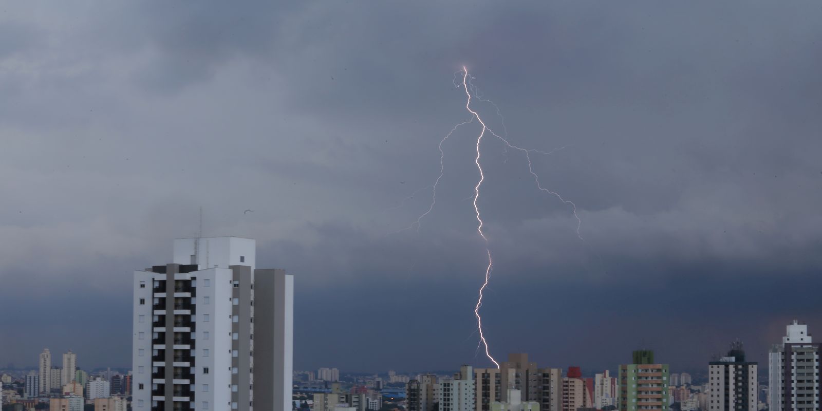 Tempestade avança para Grande SP após deixar um morto no interior