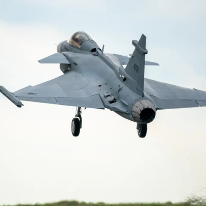 Primeiro Gripen E produzido no Brasil realiza voo inaugural