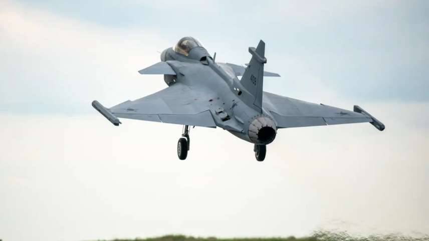 Primeiro Gripen E produzido no Brasil realiza voo inaugural