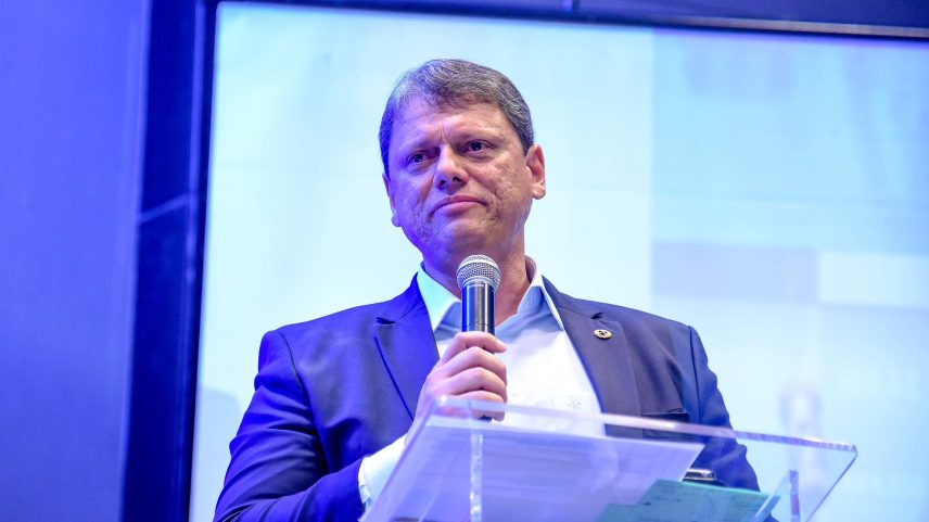 Tarcísio de Freitas é reeleito governador de SP no 1º turno