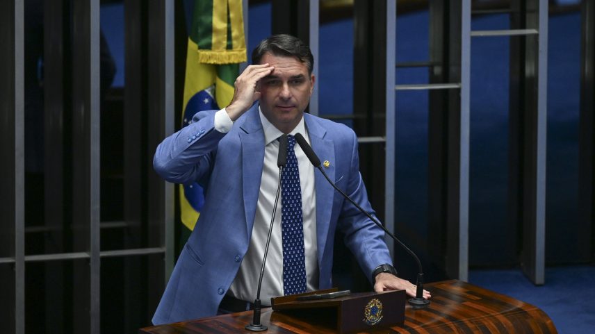 Deputados do PT pedem prisão preventiva de Flávio Bolsonaro