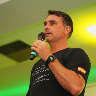 Flávio Bolsonaro deixou o Brasil por fora de posto de imigração, diz PF