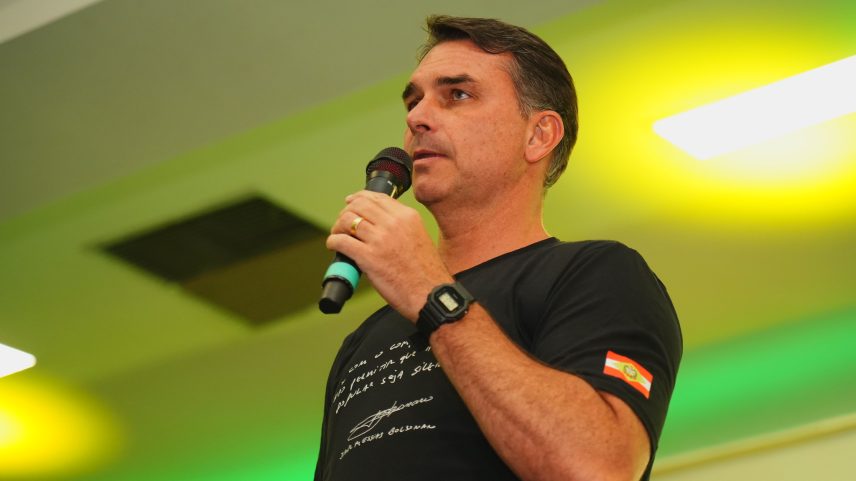 Flávio Bolsonaro deixou o Brasil por fora de posto de imigração, diz PF