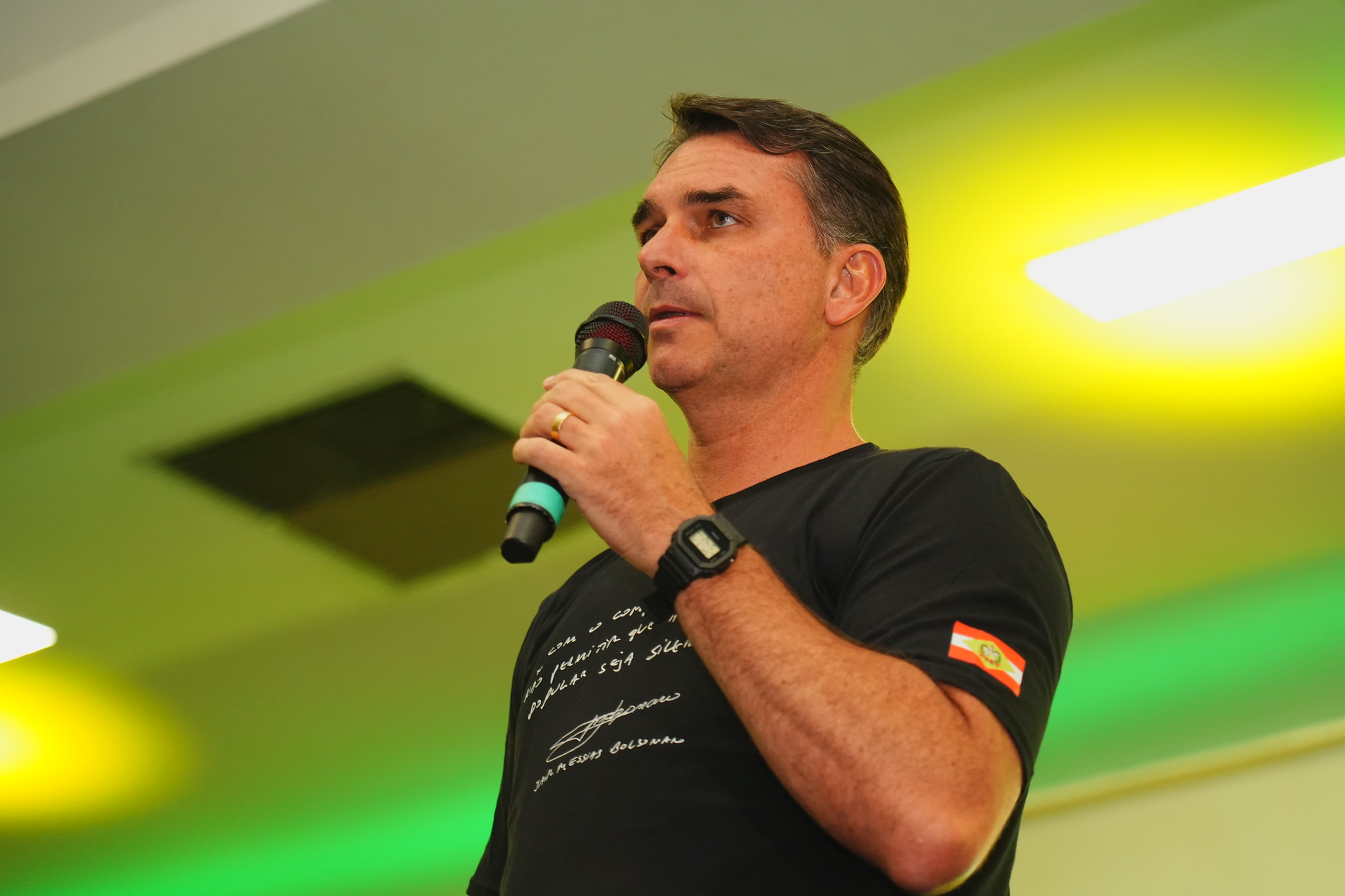 Flávio Bolsonaro deixou o Brasil por fora de posto de imigração, diz PF