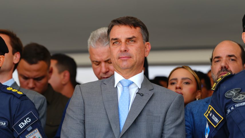 PF apura se Flávio Bolsonaro deixou o Brasil pela Argentina