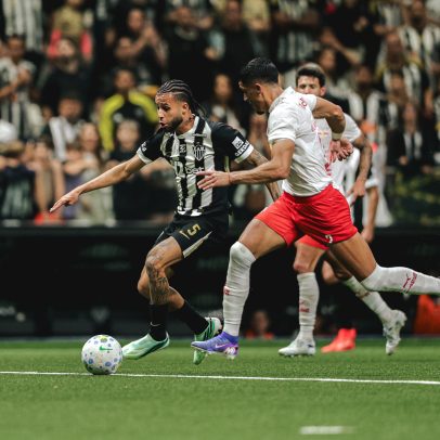 Bernard decide, Atlético-MG bate Bragantino e sobe no Brasileirão