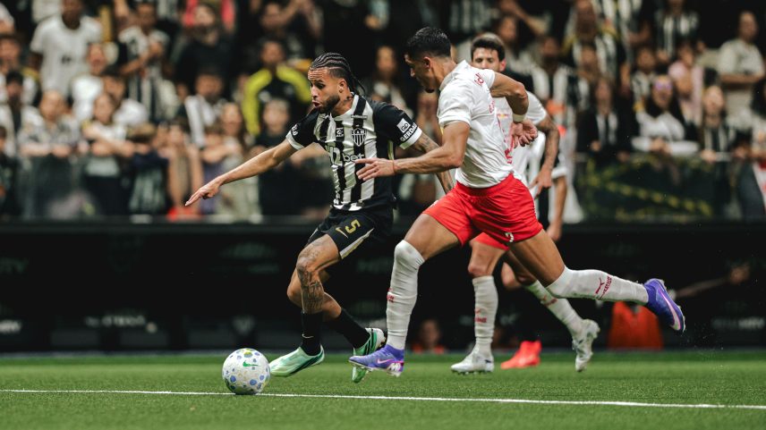 Bernard decide, Atlético-MG bate Bragantino e sobe no Brasileirão