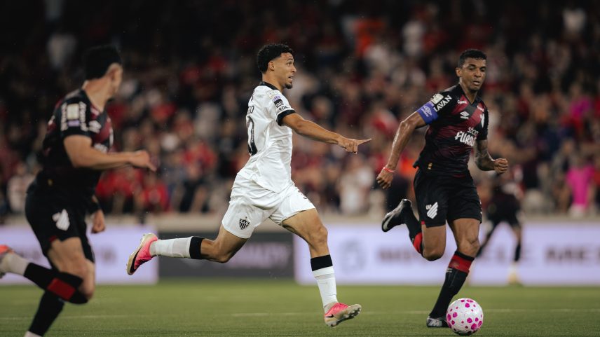 Com um a menos, Atlético-MG busca o empate no fim com Lyanco na Arena da Baixada