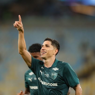 Savarino marca três, e Fluminense goleia o Coritiba no Maracanã